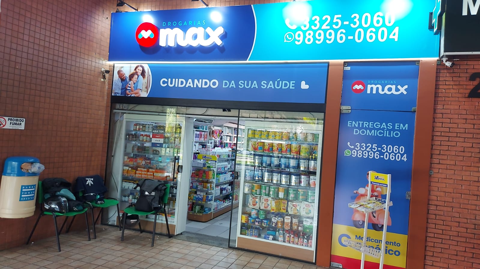 Interior espaçoso e organizado da Drogarias Max
